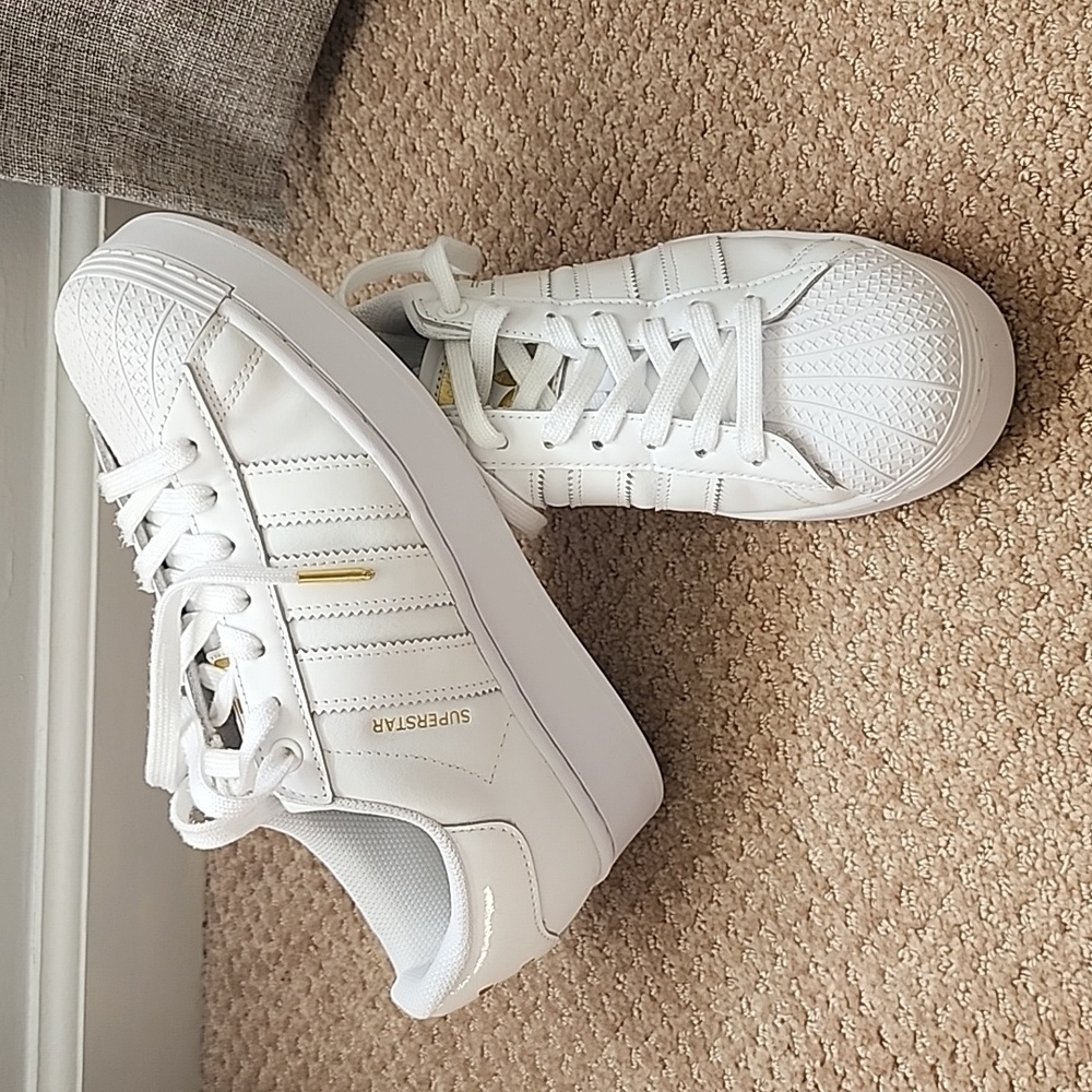 EUC Women's Adidas superstar platform fits an 8.5
